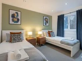 Stylish 4-Bed Home for 8 Guests with WiFi and FREE Parking