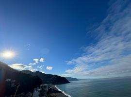 고니오에 위치한 호텔 Zura's Sea View Apartments