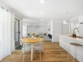 Two Queen BR - Modern & Moments from the city!