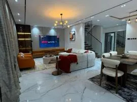 Modern 4BR Townhouse High-End Finishes