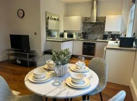 Tavistock House-WiFi-Parking-Sleeps 6- Victorian period property