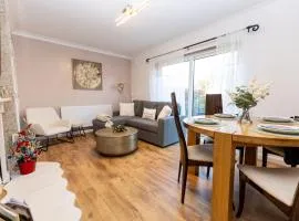 2-Bedroom Cozy Apt w parking and sunny garden