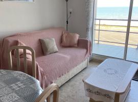 Appartement face Mer, hotel v destinaci Notre-Dame-de-Monts