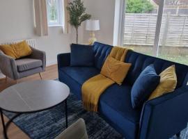 Cosy cottage perfect for family with Free Parking - sleeps 4, hotel em East Molesey