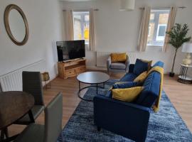 NEW LISTING! - Cosy cottage perfect for a family of 4 with Free Parking, viešbutis mieste East Molesey