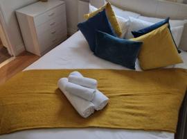 Cosy cottage perfect for family with Free Parking - sleeps 4, Hotel in East Molesey