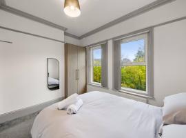 Heart of Reading Hideaway 3BR | Parking，雷丁的飯店