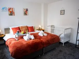 The Pines Villa 14, 6 beds, 2 Sofa beds, Northampton Centre, Home Cinema, Games & EV, Parking for 4, Sleeps 10