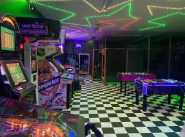 Uudehko tunnelmallinen talo, hotel a Venesjärvi