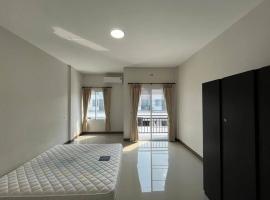 ทาวน์โฮมทรัพย์มาลีโครงการ9ลำพูน, Hotel in Ban San Ton Thong