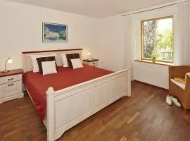 Gepflegtes Reetdachhaus auf großem Grundstück mit Badewanne und Terrasse