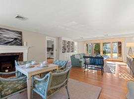 Steps to Bayside Beach Central AC Large Backyard, hotel v mestu Brewster