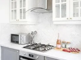 2BR Deluxe Apartment City Stay with Parking