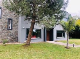 Casa en Costa Esmeralda para 8 personas Barrio Golf II lote 305, hotel em Pinamar