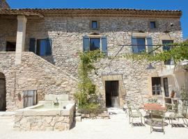 Artist's Farmhouse Near Uzès In Provence, Hotel in Belvézet
