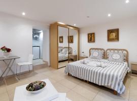 Studio indépendant en villa Calme, Jardins et Piscine à 5 min de la Mer, hotel in Nice