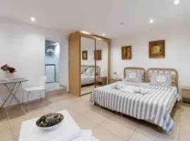 Studio indépendant en villa Calme, Jardins et Piscine à 5 min de la Mer