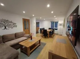 HOUSE, Garden, PARKING, Wi-fi, CONTRACTOR STAY, close to the beach, shops, hospital, airport , 3 Bedrooms