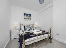 Spacious 2 Bed & 1 Bath - Close to Beach & City Centre