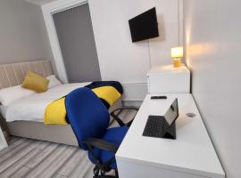 Beautiful Rooms Near Birminngham City Airport, hotel in Birmingham