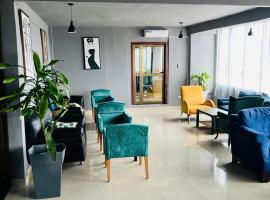 Tris Estates Hotel & Suites, hotel v destinaci Dwarzohn