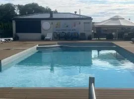 Apartament Niebieski Centrum Sarbinowo w budynku z restauracją, BASEN ZEWNĘTRZNY, PARKING W CENIE