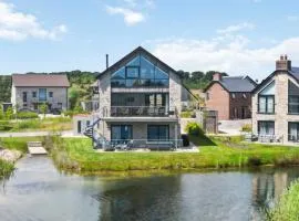 Knighton - Luxury Dorset lakeside home, sleeps 12 with spa and pool access