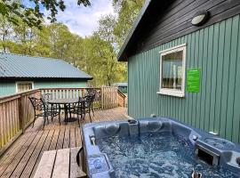 Bracken Lodge 8 with Hot Tub, hotel di Belladrum