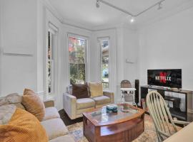 Spacious 1 bed 1 bath Apt Close to Downtown and Beach, Hotel in Cobourg