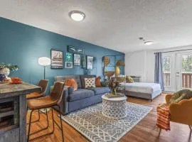 Stylish Getaway in the Heart of Canmore near Banff