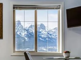 Cozy Mountain View Condo Close to DT Canmore