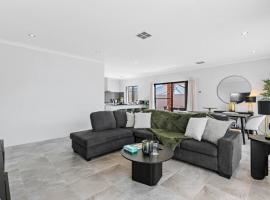 The Sunlit Expansive Hideaway – hotel w mieście Alkimos