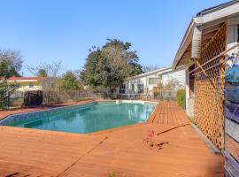 7 Mi to Neuse River! Family Home with Poolside Oasis, Hotel in Havelock