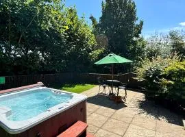 Maple Cottage with Hot Tub