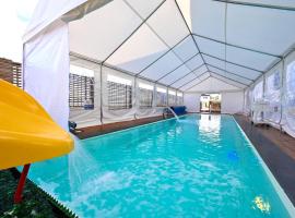 אחוזת מורן - בית נופש יוקרתי עם בריכה מחוממת, hotel v mestu Menaẖemya