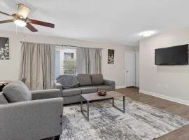 New Seasonal Comfort near USC and Riverwalk Trails