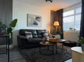 Modern 8 Guest Getaway - Large Kitchen & Lounge