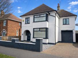 4 bedroom family home - steps away from the beach, hotel i Skegness