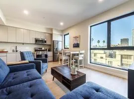 Luxury 1BD Condo in LA with Rooftop City Views, Gym & Free Parking