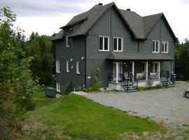 Vue sur la montagne, three-star hotel in LʼAnse-Saint-Jean