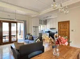 Stylish Edwardian Townhouse with Mountain Views