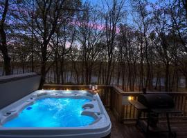 Indoor Pool, Fireplace, Hot Tub, Pool, Ski, Pets, hotel em Bushkill