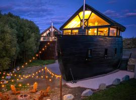 Unique Boat Shaped House at Lakefront #instaWORTH – hotel w Liptowskim Mikulaszu