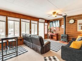 Hike and Ski Log Cabin in East Stroudsburg!, ξενοδοχείο σε East Stroudsburg