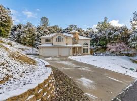 Heaven Heights - HotTub, Pet Friendly, EV Outlet, Pool Table, Game Room, BBQ, FirePit, Library – hotel w mieście Oakhurst