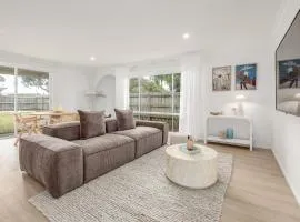 5 min walk to beach, 5 min drive to shops