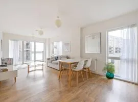 Beautiful and bright 2 bedroom flat with balcony