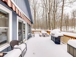 Wooded Country Home with Spacious Deck in Farwell!، فندق في Farwell