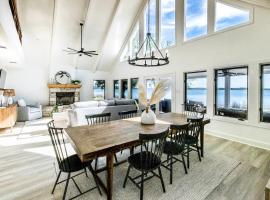 Private Sandy Shore! Possum Kingdom Lake House, Hotel in Graford