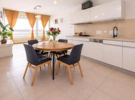 Royal suite - nice apartment with stunning sea view, hotel in Netanya